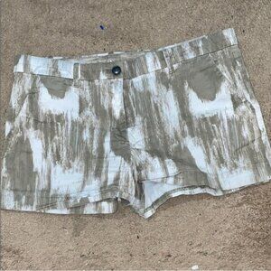 GAP Women's Tan and White Cargo Shorts